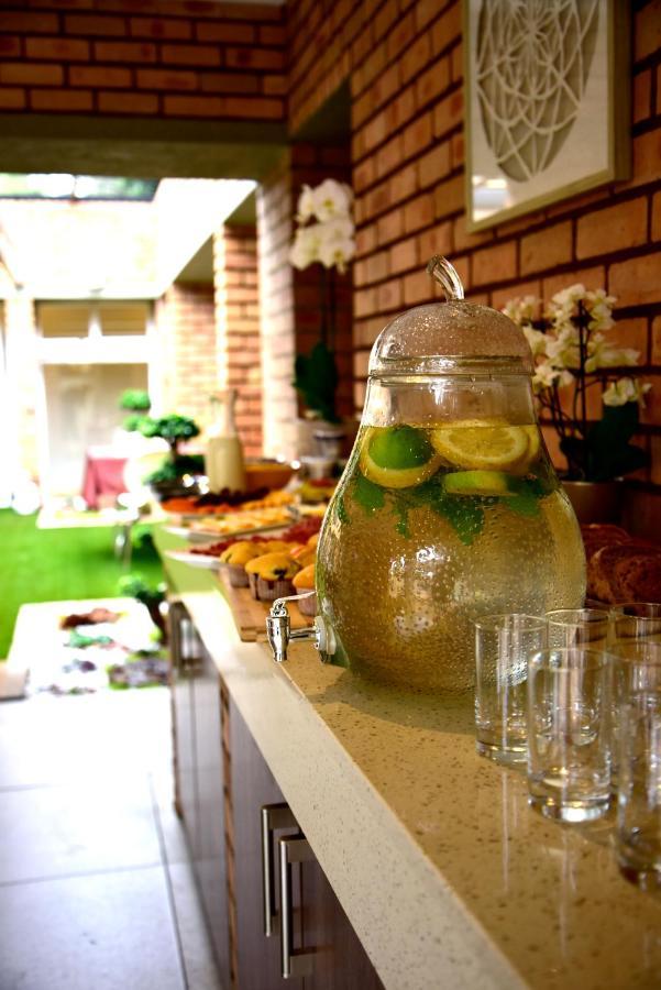 Five O'Clock Zen Boutique Guest House เซนทูเรียน ภายนอก รูปภาพ