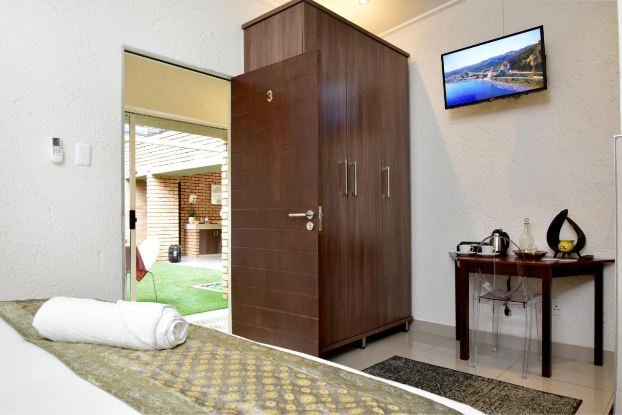Five O'Clock Zen Boutique Guest House เซนทูเรียน ภายนอก รูปภาพ